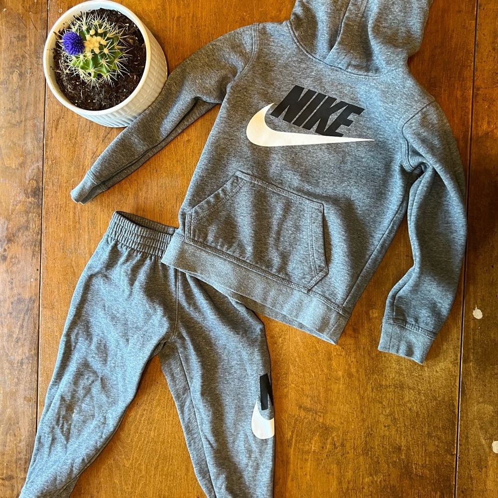 Nike Boys XS Gray Hoodie Jogger Set Sweatsuit Kids Athletic Outfit Sweatpants